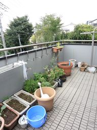 植物が並ぶバルコニー
