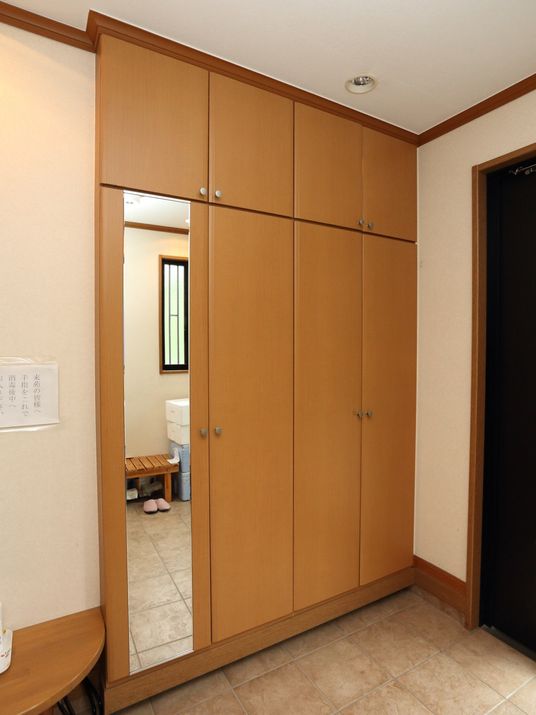 木製の大きなクローゼット