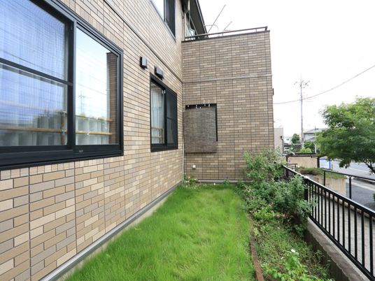 建物の外観と緑の庭