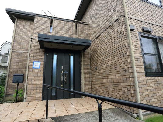 シックな外観の建物のエントランス