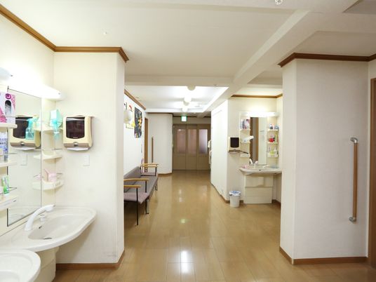 清潔な施設の廊下