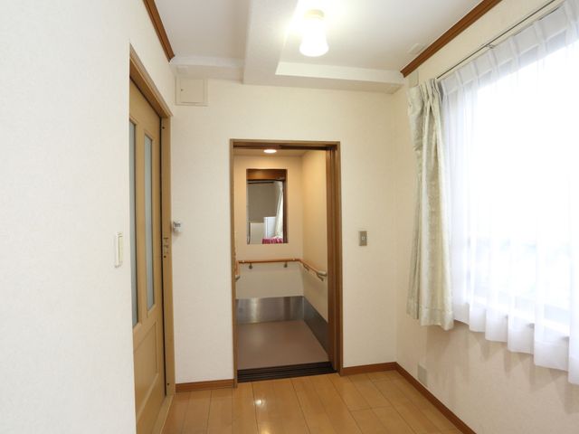 居室入口と窓のホール