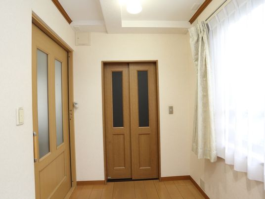 明るい廊下の角部屋