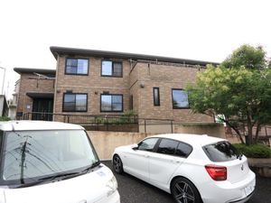 茶色の壁のきれいな建物