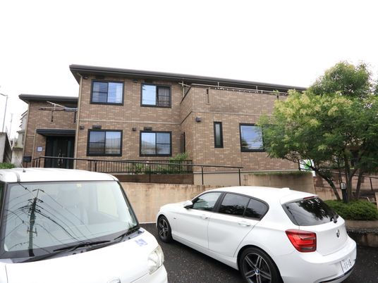 茶色の壁のきれいな建物