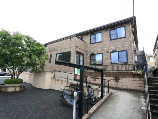 茶色の建物の外観