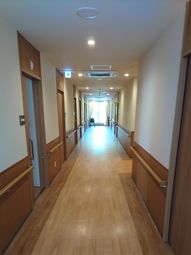 廊下が明るく広い