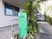 緑の看板と植栽のエントランス