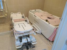 介護用ベッドと浴槽