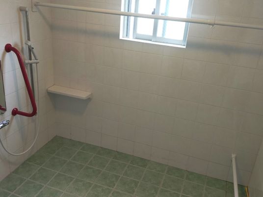 バリアフリー設計の浴室