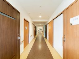 廊下の明るい様子