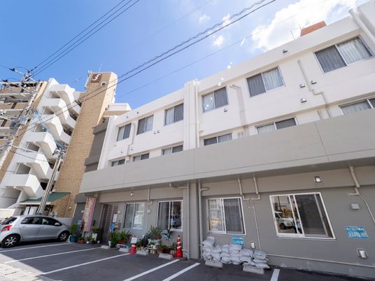 明るい外観の建物