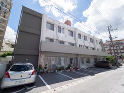 明るい日差しの外観