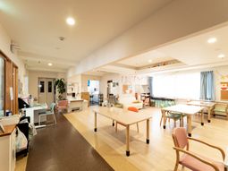 光が溢れる居間の風景