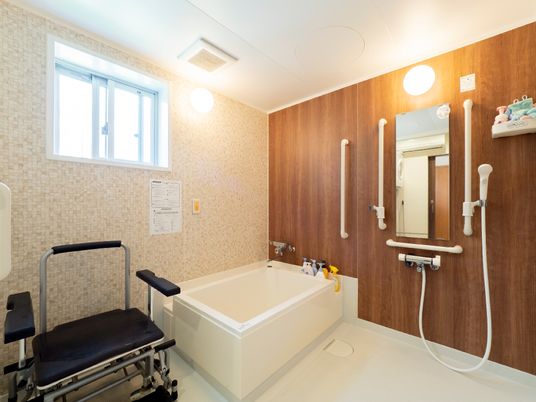 バリアフリー設計の浴室