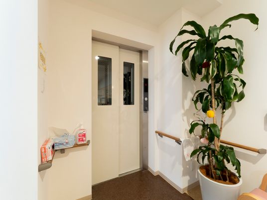 廊下のエレベーター前