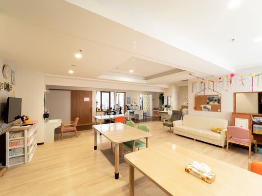 広々とした共有リビング空間