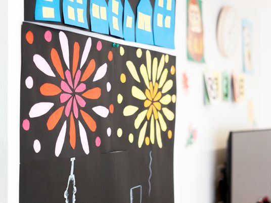 カラフルな掲示物壁に