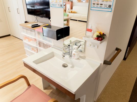 快適な洗面台とリビング