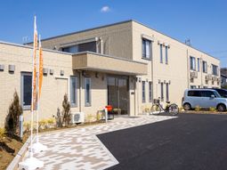 清潔感ある建物のエントランス