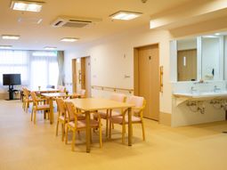 明るい施設の共有スペース