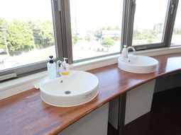 清潔感のある洗面台二つ