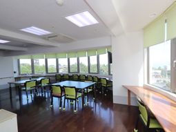 多目的スペースと窓