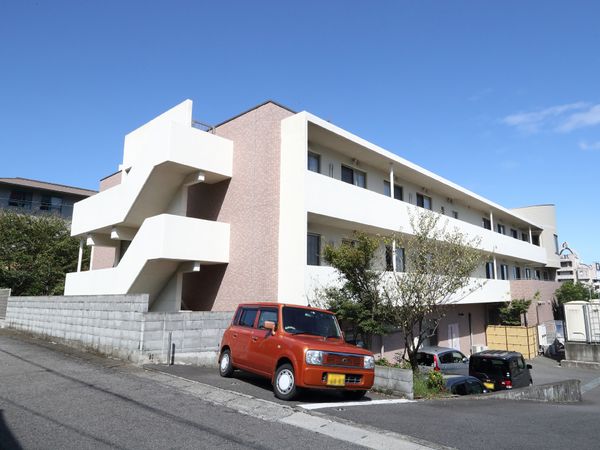 明るい日差しの外観