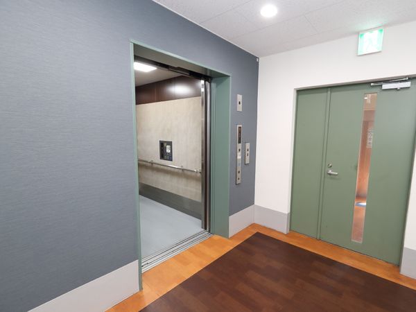 綺麗な廊下とエレベーター