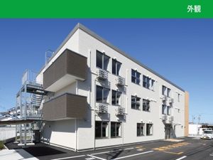 3階建ての建物外観  