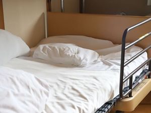 ベッドが置かれた居室  