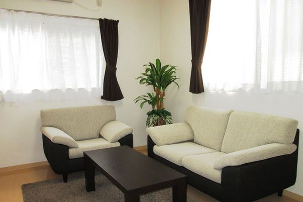 明るいリビングのソファ