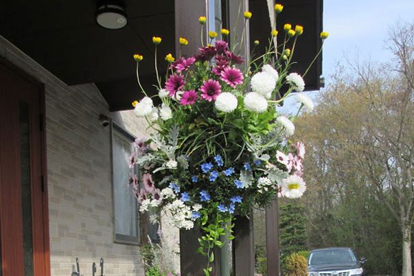 花の飾りがある入口