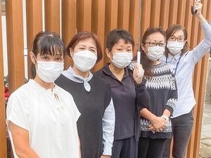 マスク姿のスタッフ5人  