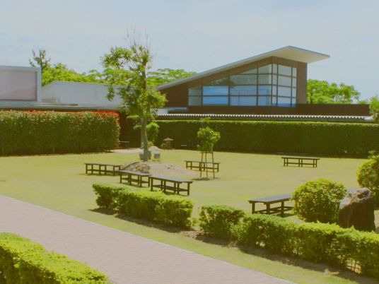 中庭の芝生広場  