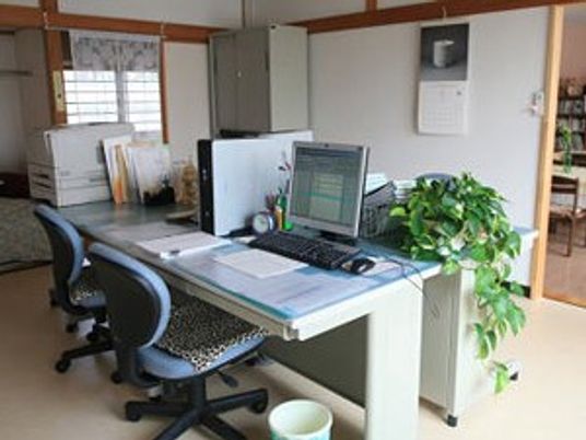 受付カウンターのある部屋  