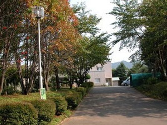 建物前の並木道外観  