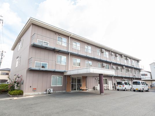 ピンク色の外壁の建物