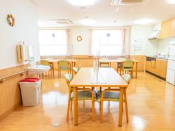 明るい共用ダイニング