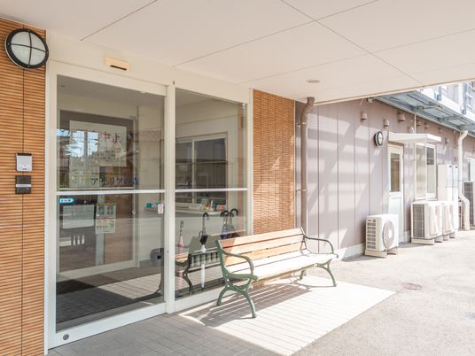 入口前のベンチとエアコン