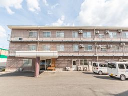 ピンク色の建物のエントランス