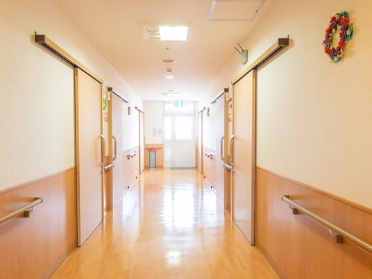 手すり付きの明るい廊下