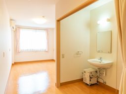 明るい居室と洗面台