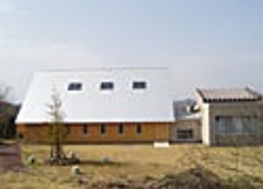 広い庭付きの建物