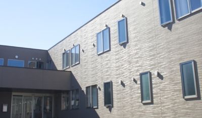 光が差し込む建物の外観