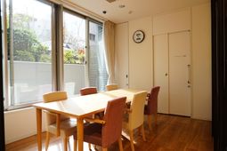 明るいダイニングの一角