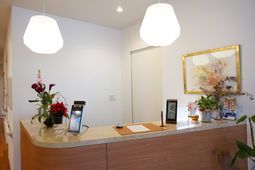 受付と花のスタイリッシュ空間