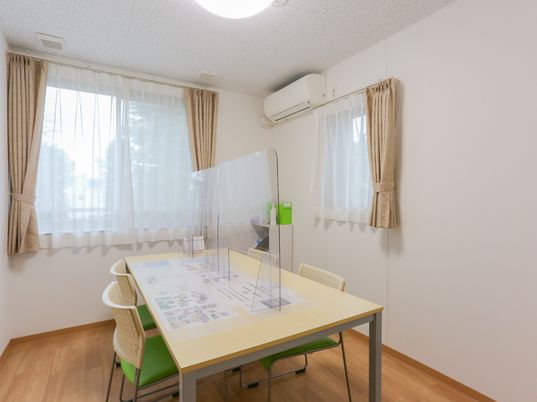 会議テーブルのある部屋