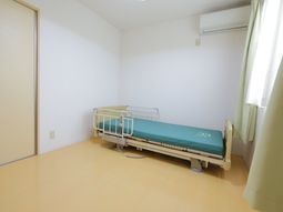 明るい個室の居室