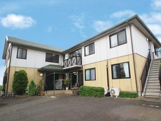 明るい外観の建物
